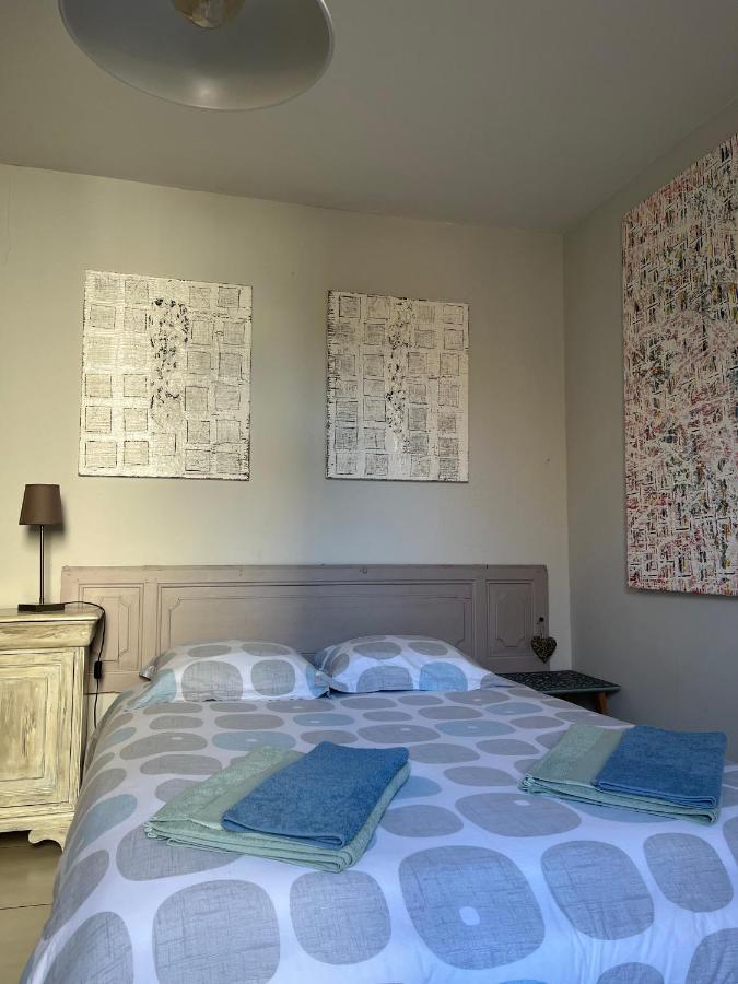 Chambre paisible dans une ancienne bâtisse rénovée Issigeac Esterno foto